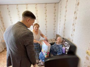 Александр Бондаренко поздравил со 100-летним юбилеем жительницу города Саратова