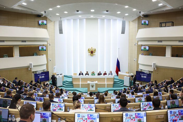 Члены Палаты молодых законодателей поздравляют Валентину Ивановну с днем рождения