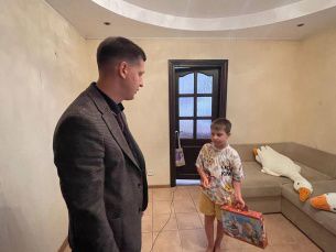 Александр Бондаренко поздравил сына мобилизованного бойца с наступающим Днём знаний