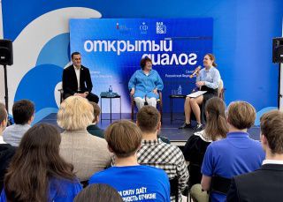 О личных качествах политика, работе в Совете Федерации и многом другом говорили на встрече Сенатора РФ Талабаевой Людмилы с молодежью Владивостока
