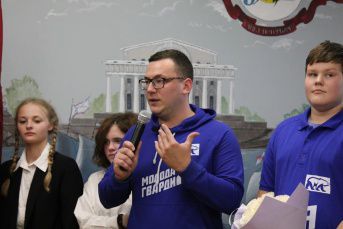 Петербургские молодогвардейцы поздравили заслуженного учителя Санкт-Петербурга с профессиональным праздником